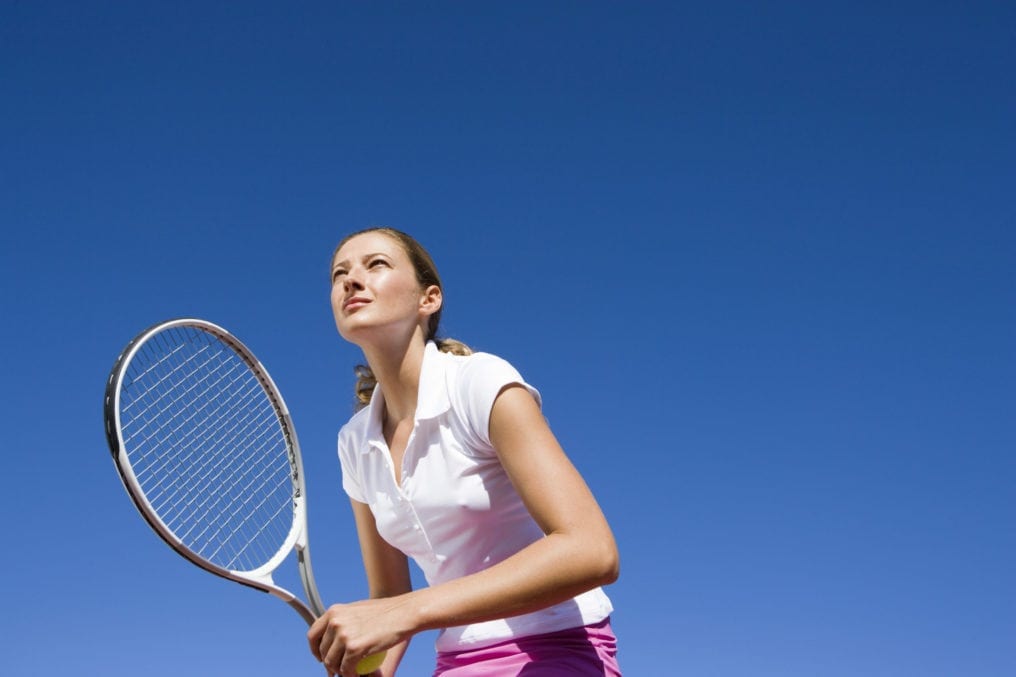 Womsn playing tennis